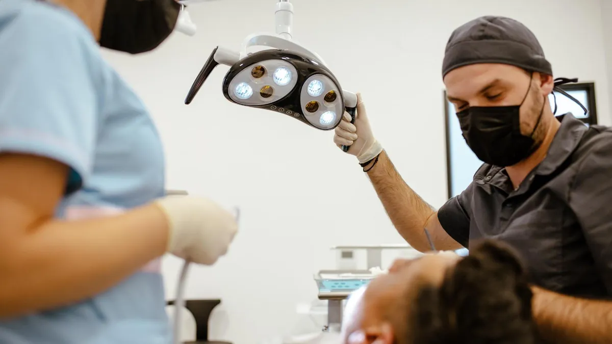 Tampon de tifon steril și instrumente de extracție pe o tavă în cabinetul de chirurgie dentară, Clinicile Dentalix