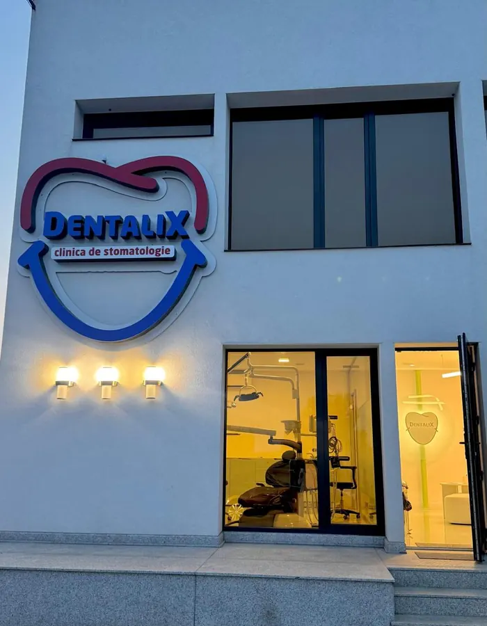 Fațada clinicii Dentalix din Băicoi, Strada 9 Mai 102, cu firma luminată deasupra intrării