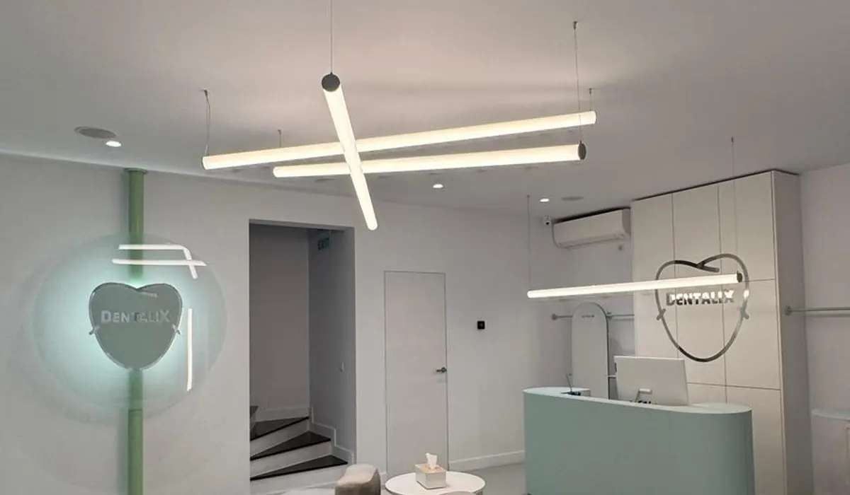 Recepția clinicii Dentalix Băicoi, cu biroul verde mint și sigla Dentalix pe perete