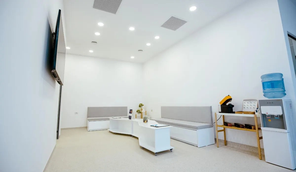 Sala de așteptare a clinicii Dentalix din Topoloveni, cu canapele și dozator de apă