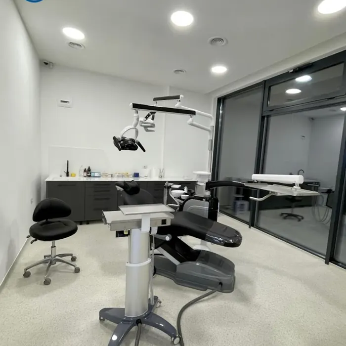 Cabinet stomatologic la Dentalix Topoloveni, cu unit dentar și perete de sticlă