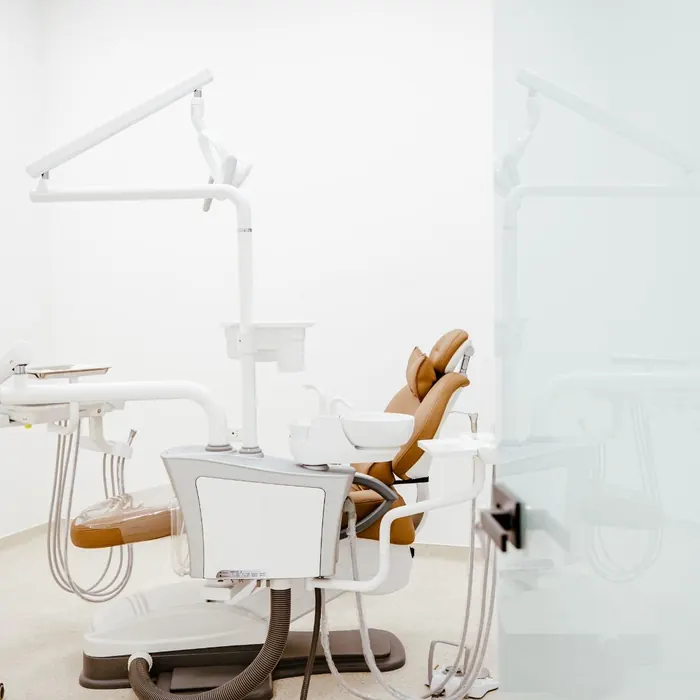 Scaun stomatologic într-un cabinet al clinicii Dentalix Topoloveni