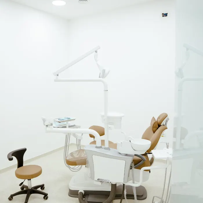 Cabinet stomatologic cu scaun și lampă de lucru, clinica Dentalix Topoloveni