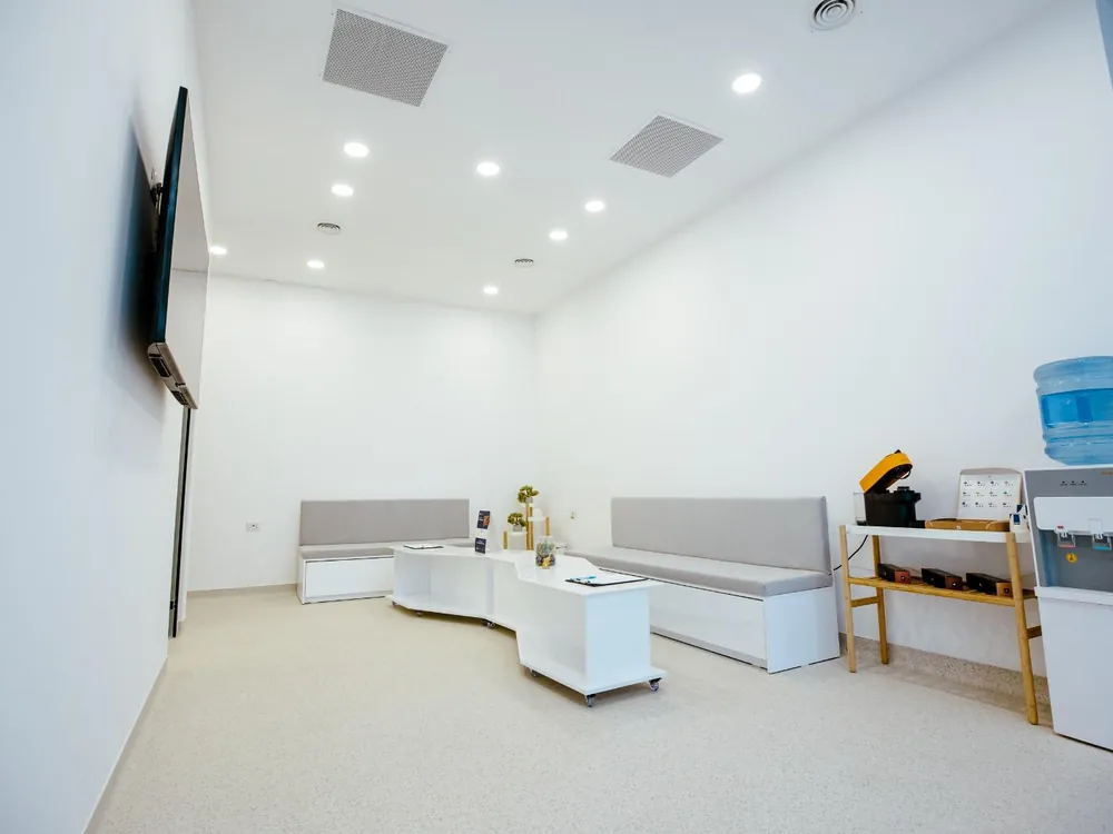 Sala de așteptare a clinicii Dentalix din Topoloveni, Calea București 45