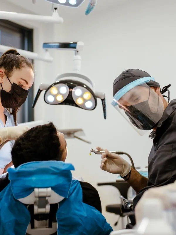 Dinți ficși în 24 de ore pe implanturi la Dentalix Topoloveni și Băicoi